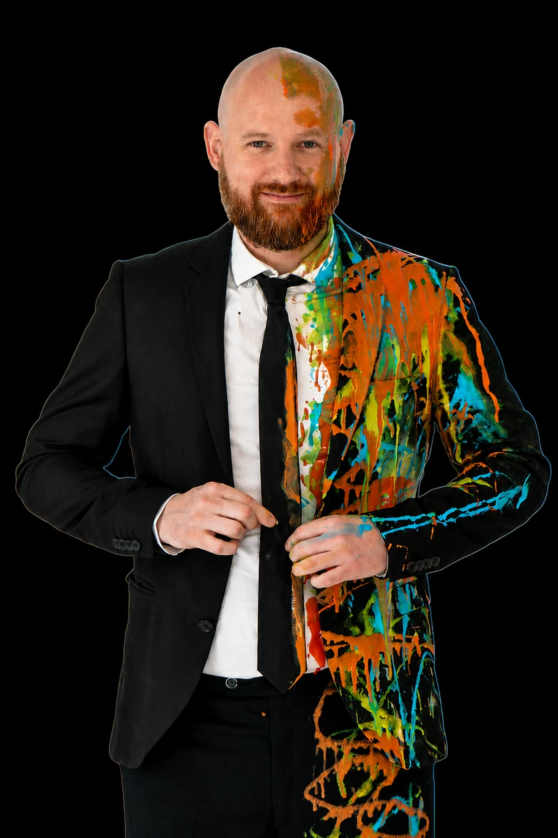 Portret van Jacko Bormans, half strak, half in kleur.